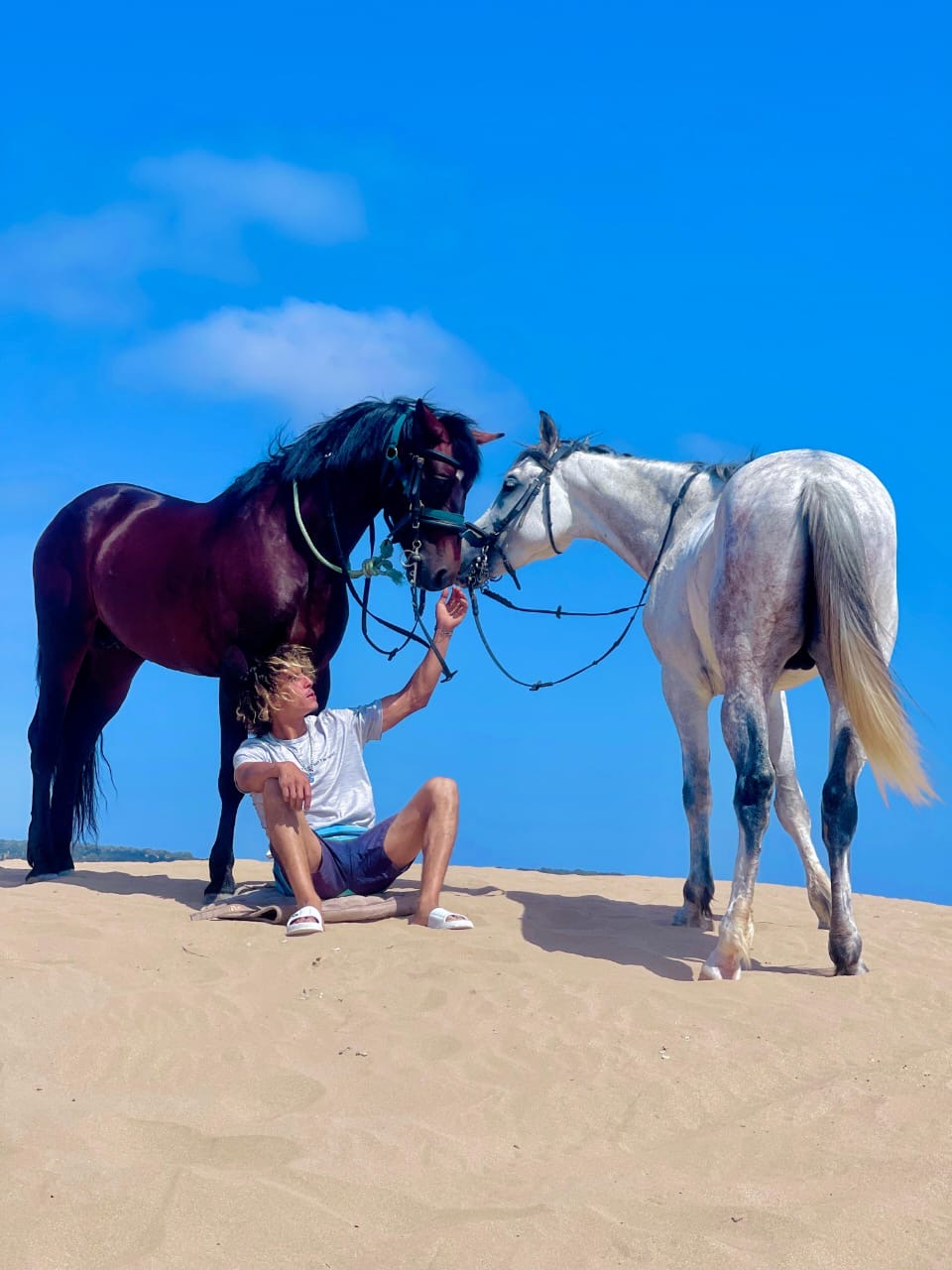 Mokhtar resting on the dunes between Assif and a grey horse